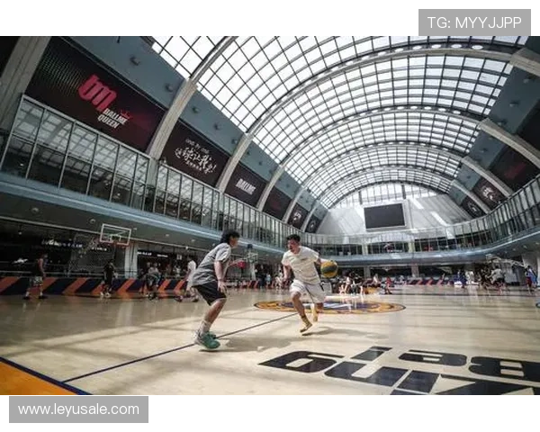 练俊杰出街买咖啡，秒变时尚大咖，和球场上的他认不出来了！