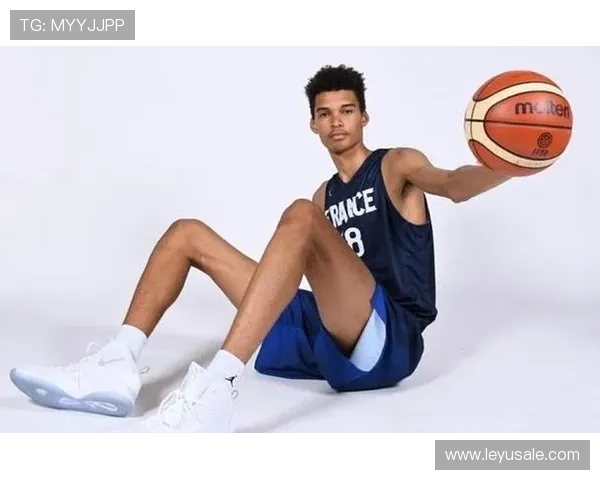 维克托·文班亚马利用挡拆制造错位显著提升单打效率